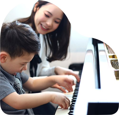 シャッツ学園前のピアノ教室先生と生徒の写真
