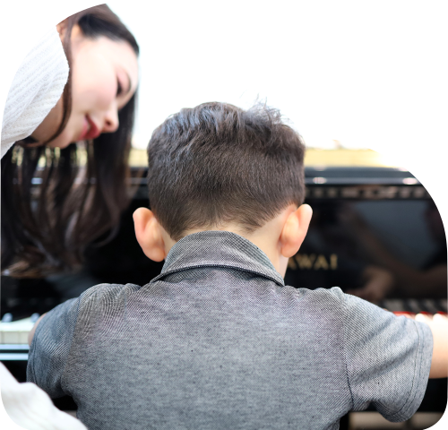 シャッツ学園前のピアノ教室先生と生徒の写真