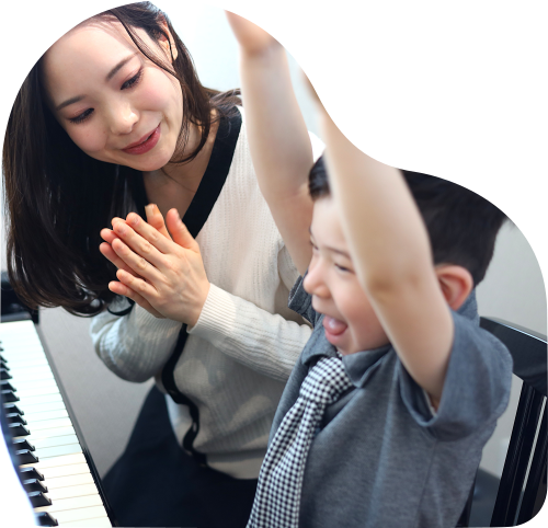 シャッツ学園前のピアノ教室先生と生徒の写真